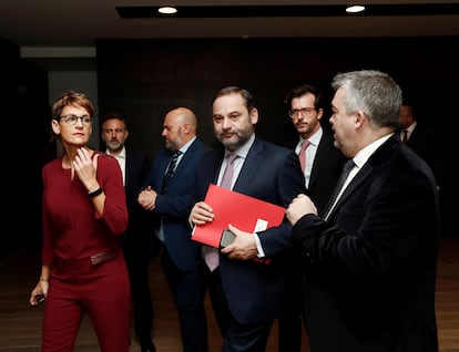 José Luis Ábalos (centro), acompañado por María Chivite y Santos Cerdán, en Pamplona en 2019.