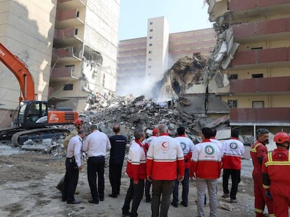 Equipos de rescate trabajan este sábado en el exterior de un edificio de Teherán alcanzado por el ataque aéreo israelí.