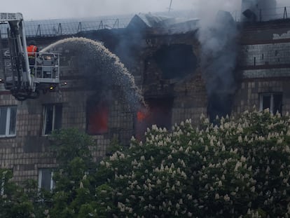 Los bomberos trataban de extinguir las llamas tras el impacto de un dron en un edificio de Kiev donde han muerto dos personas este miércoles.
