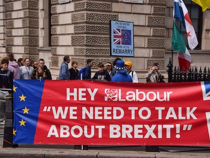 Activistas contrarios al Brexit se manifiestan este míercoles en el centro de Londres