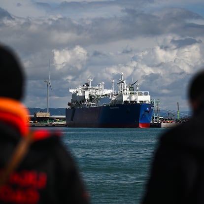 Varias personas observan la llegada de un buque cisterna de gas natural al puerto de Piombino.