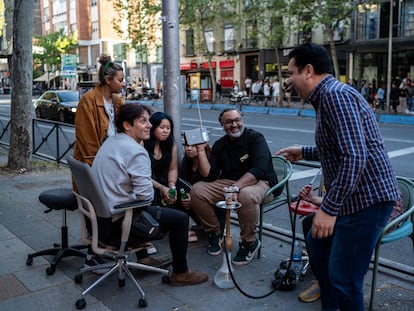 Un grupo de personas escucha este lunes en una radio las informaciones sobre el apagón