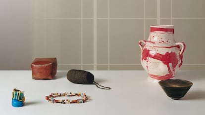 De izquierda a derecha: ‘Beyond a Slippery Grip’, de Scott Chaseling (Australia, 2024); ‘BAGUNI’, de Yeunhee Ryu (República de Corea, 2024); ‘Hollow Stripe Chain’, de Caroline Broadhead (Reino Unido, 2024); ‘Mol Mindirr’, de Margaret Rarru Garrawurra (Australia, 2021); ‘Rosso’, de Philip Eglin (Reino Unido, 2024), y ‘Embracing Lotus’, de Sunyi Shin (Sunny) (República de Corea, 2022).