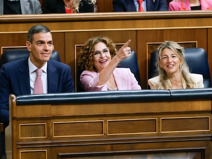 El presidente del Gobierno, Pedro Sánchez, junto a las vicepresidentas primera y segunda, María Jesús Montero y Yolanda Díaz, el 14 de mayo en el Congreso.