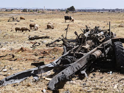 Superficie bombardeada por Israel, en una base militar cercana a Hama.