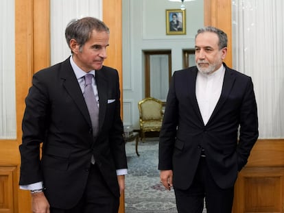 El director del OIEA, en la izquierda de la imagen, con el ministro iraní de Asuntos Exteriores, Abbas Araghchi, en Teherán, el 17 de abril de 2025.