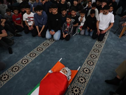 Un grupo de niños durante el funeral del menor palestino-estadounidense de 14 años Amir Rabee, asesinado por disparos del ejército de Israel en la tarde del domingo en la localidad de Turmusaya (Cisjordania ocupada).