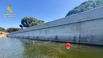 Agentes de la Guardia Civil, durante la búsqueda del joven desaparecido, este domingo en el pantano de San Juan.