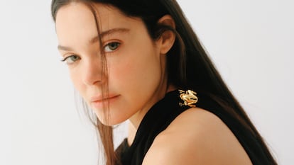 “Sí, soy dura. Pero no más dura que cualquier otro que esté un poco vivo”, dice Ana Rujas. Aquí lleva vestido y detalle de rana metálica de Bottega Veneta.