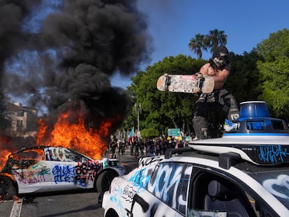 En la foto, un Waymo vandalizado, junto al Centro de Detención Metropolitano de Los Ángeles. En vídeo, los coches ardiendo el domingo.