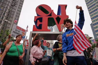 Manifestantes corean y bailan en Filadelfia.
