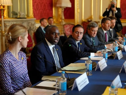 El ministro británico de Exteriores, David Lammy, segundo por la izquierda, se dirige a sus colegas europeos este lunes en Lancaster House 