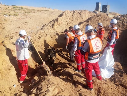 Ibrahim Abu al Kass (a la izquierda, con la pala), sanitario palestino de 45 años, sacaba los cuerpos de sus compañeros de una fosa común tras un ataque israelí en Rafah (sur de Gaza), el pasado 30 de marzo.