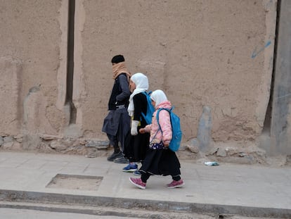 Niñas afganas de camino al colegio en la ciudad afgana de Kandahar este jueves.