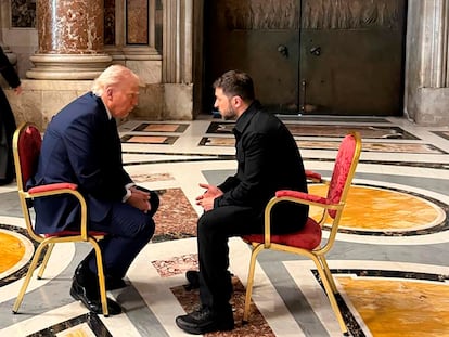 Donald Trump y Volodímir Zelenski durante su encuentro en el funeral del Papa este sábado.