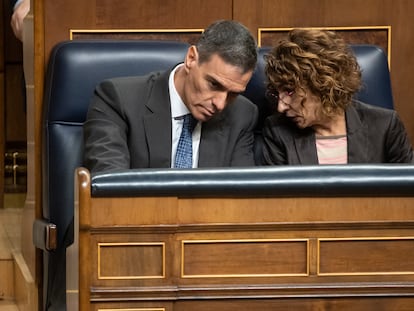 El presidente del Gobierno, Pedro Sánchez y la vicepresidenta primera, María Jesús Montero, el pasado jueves en el Congreso.