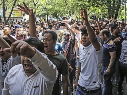 Protesta por la situación económica en el Gran Bazar de Teherán, el pasado junio.