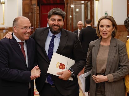 El presidente de Murcia, Fernando López Miras (centro), junto al portavoz del PP en el Congreso, Miguel Tellado (izquierda), y la secretaria general, Cuca Gamarra (derecha), este martes en el Congreso. 