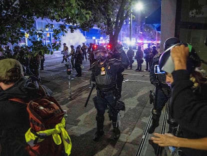 Policías antidisturbios durante las protestas de Los Ángeles.