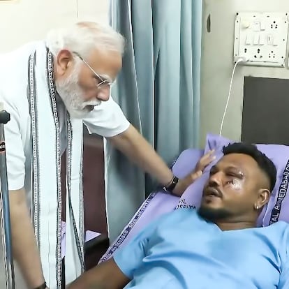  El primer ministro indio, Narendra Modi, visita a Vishwash Kumar Ramesh, el único superviviente del accidente aéreo, en el hospital de Ahmedabad.