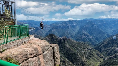 La tirolina en el Parque Aventura Barrancas, en el Estado de Chihuahua (México).