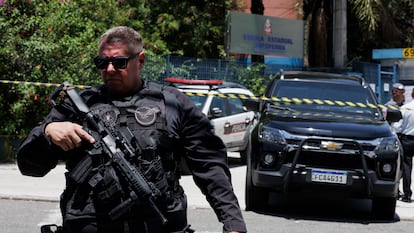 Un policía en Sapopemba, en Sao Paulo (Brasil).