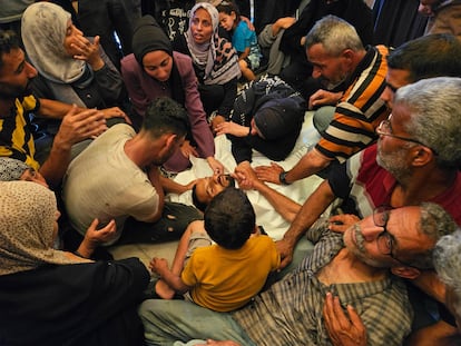 Un grupo de palestinos velaba este miércoles a un fallecido por ataques israelíes en Jan Yunis (Gaza).