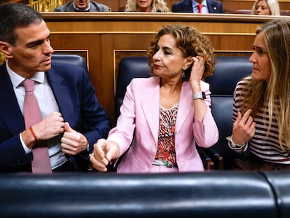 El presidente del Gobierno, Pedro Sánchez, y las vicepresidentas Primera y Tercera, María Jesús Montero y Sara Aagesen, este miércoles en el Congreso. 