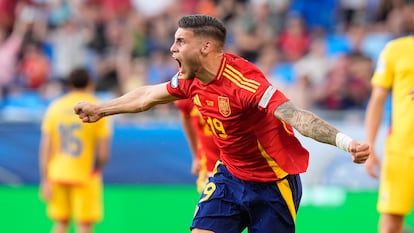 El delantero de la selección española Roberto Fernández celebra tras marcar el segundo gol ante Rumanía este sábado.