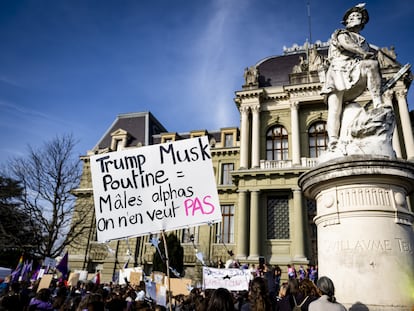 Un cartel que reza "No queremos machos alfa" en una manifestación por el Día de la Mujer en Lausana, Suiza, el 8 de marzo.