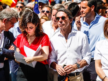 Desde la izquierda, Alberto Núñez Feijóo, Isabel Díaz Ayuso, y José María Aznar en la quinta manifestación del PP de esta legislatura, el 26 de mayo del año pasado. 