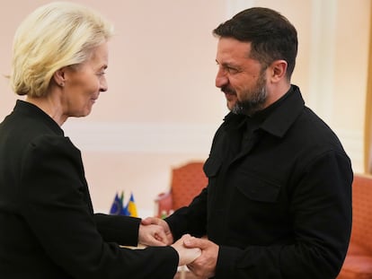 La presidenta de la Comisión Europea, Ursula von der Leyen, saluda al presidente de Ucrania, Volodímir Zelenski, el pasado 26 de abril en Roma. 