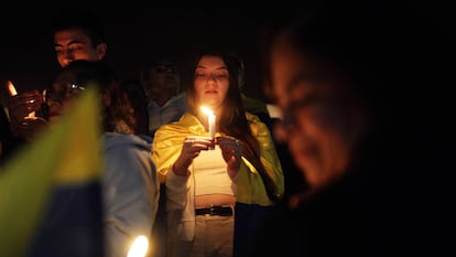 Varias personas sostienen velas en la clínica de Santa Fe.