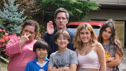 La familia de la nueva serie 'Papá soltero'.