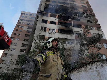 Un bombero trabaja en una de las zonas afectadas por el bombardeo israelí sobre Teherán (Irán), este viernes. 