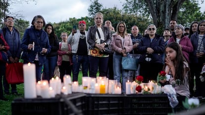 Simpatizantes de Miguel Uribe en un acto de oración.