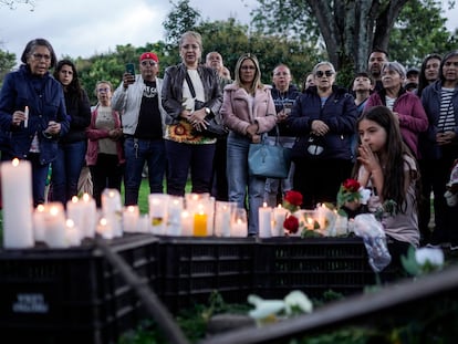 Varias personas oran por la vida de Miguel Uribe en el lugar del atentado, al occidente de Bogotá.