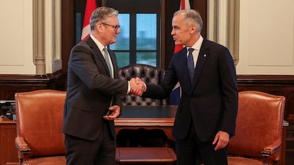 Mark Carney y Keir Starmer, antes del inicio de la cumbre.
