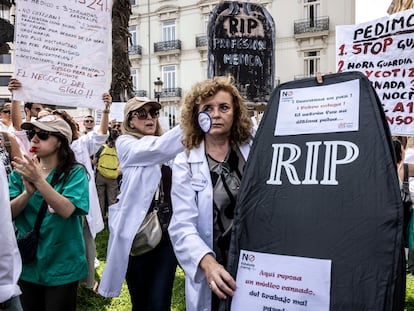 Manifestación de médicos valencianos ante la Delegación de Gobierno, este viernes.
