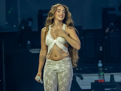 Lola Índigo, emocionada, anoche durante su concierto en el estadio Metropolitano de Madrid.
