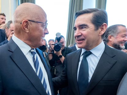 El presidente del Banco Sabadell, Josep Oliu, charla con el del BBVA, Carlos Torres, en una imagen de archivo. 