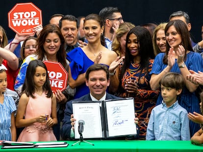 El gobernador de Florida, el republicano Ron DeSantis, en abril de 2022 tras firmar una ley educativa entre carteles de "Stop Woke".