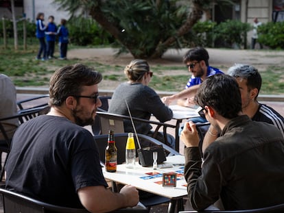 Un grupo de amigos escucha la radio en un bar de la Avenida Mistral de Barceloa, este lunes.