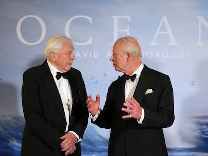 David Attenborough (izquierda) con el rey Carlos III, en la presentación de la película 'Ocean', el 6 de mayo, en Londres.