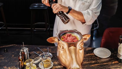 Pablo Tomás prepara el 'steak tartar' del restaurante Sintonia. 