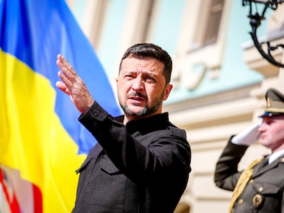 El presidente ucranio, Volodímir Zelenski, espera a los líderes europeos en el palacio de Santa María de Kiev, este sábado.