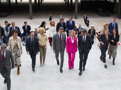 El presidente del Gobierno, Pedro Sánchez, y la presidenta de la Fundación Cotec, Cristina Garmendia, y otros ministros este lunes en un acto en Madrid. 