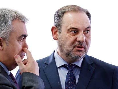 DVD 1188 (21/11/2023). Madrid. Los diputados socialistas, Santos Cerdán y José Luis Ábalos  conversan durante la toma de posesión de la cartera del nuevo ministro de Transportes, Óscar Puente, este martes en Madrid. Foto de Samuel Sánchez