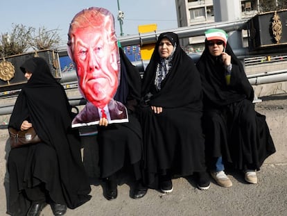 Un grupo de mujeres iran&iacute;es posa con una efigie de Donald Trump, en los actos conmemorativos por el 39 aniversario del triunfo de la Revoluci&oacute;n Isl&aacute;mica, en Teher&aacute;n, el 11 de febrero de 2018