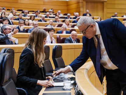 El senador del PP Francisco Bernabé entrega la bolsa a la vicepresidenta tercera, Sara Aegesen, en la sesión de control del Senado de este martes.